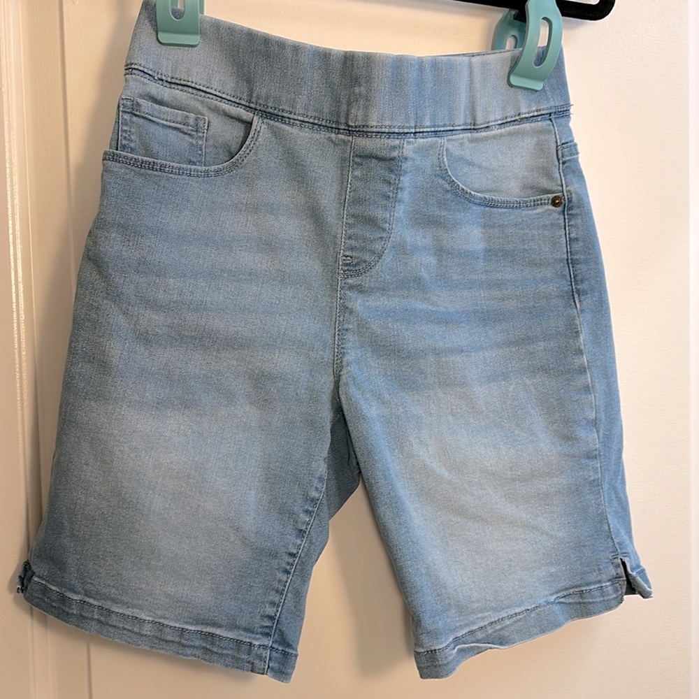 NWOT DKNY short jeans, light blue, xs